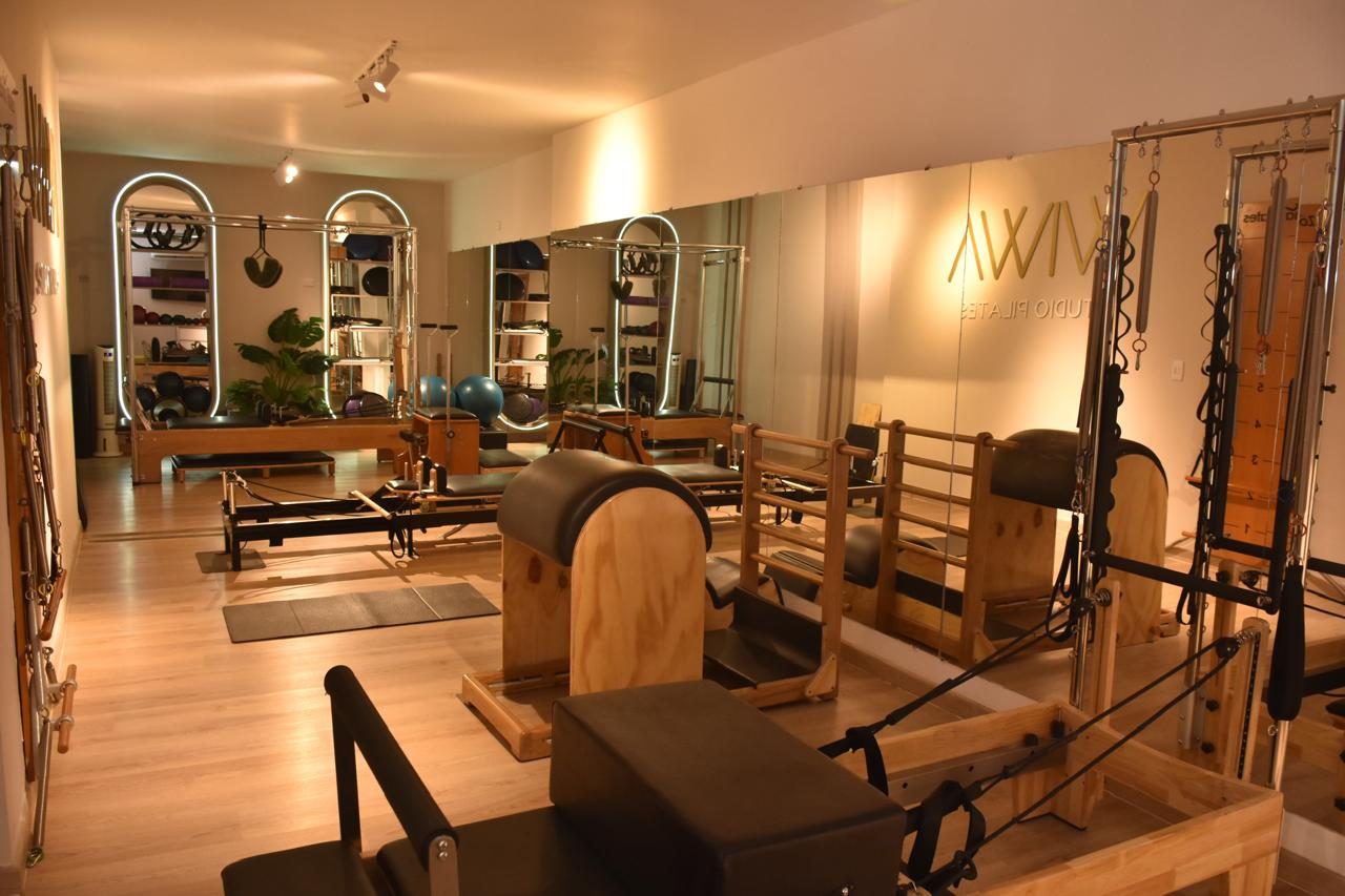 Sala Serankua de pilates reformer, con reformers de madera y espejos