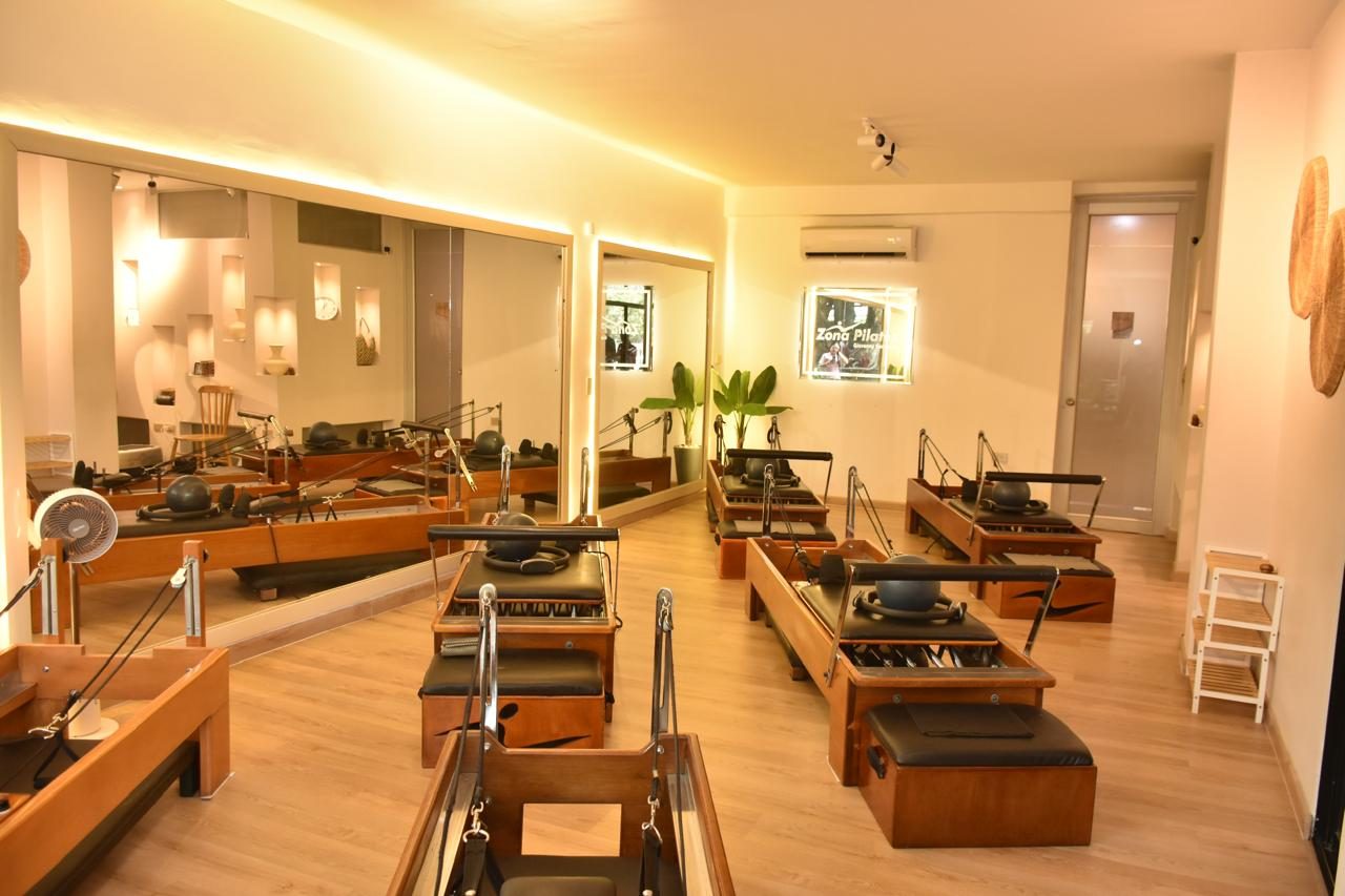Sala de pilates con espejos y luz cálida
